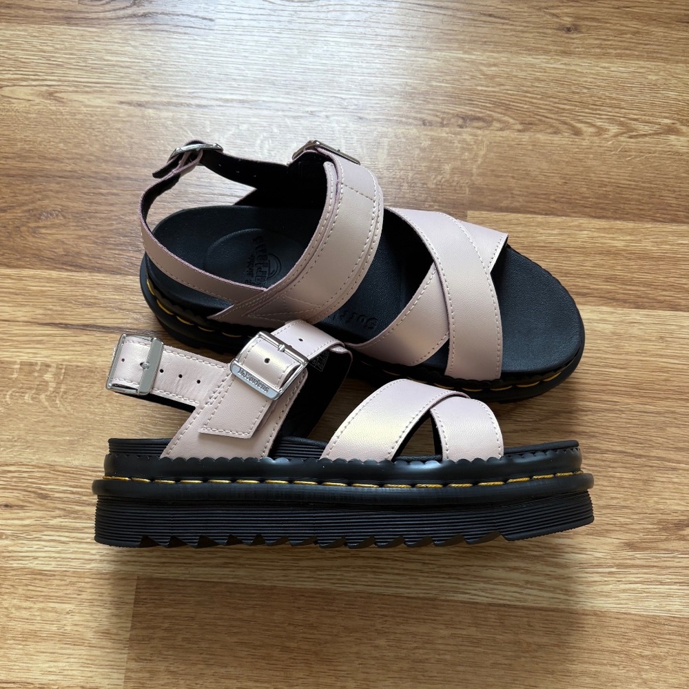 NWOT Dr. Martens Women’s Voss II platform sandal